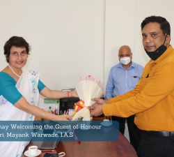Dr.-Vinita-Sahay-Welcoming-the-Guest